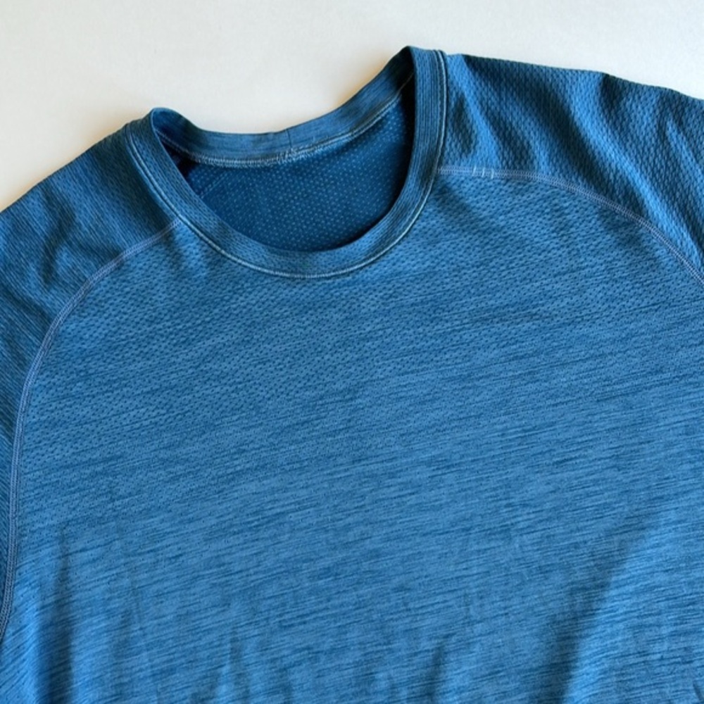Lululemon Blue Metal Vent Performance Short Sleeve Tshirt Mens Size Large‎